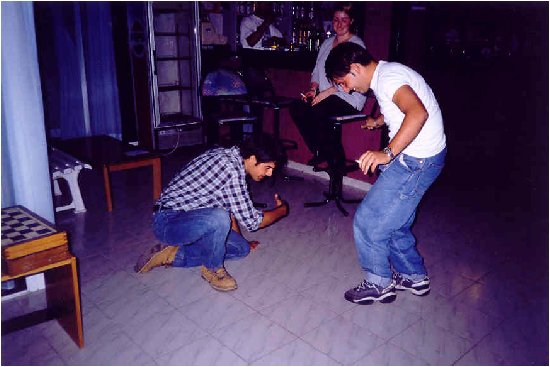 Synowie właściciela hotelu próbują nauczyć mnie greckich tańców (choć w zasadzie są to układy dla mężczyzn).  Nie umiem tańczyć do dziś!