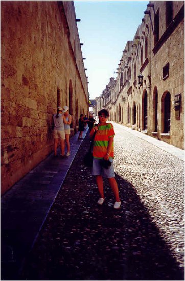 Spacer jedną z uliczek Starego Miasta w mieście Rodos