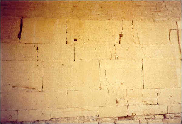 Zawodowe spotkanie w Gortynie? To są kamienne tablice z kodeksem prawa cywilnego z 500 r.p.n.e.