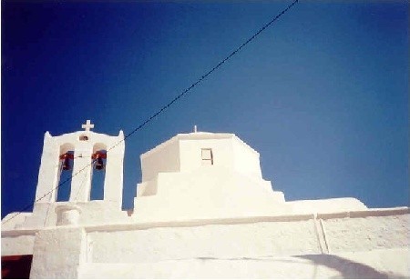 Dzwonnica jednego z kościółków w Kastro na Kimolos