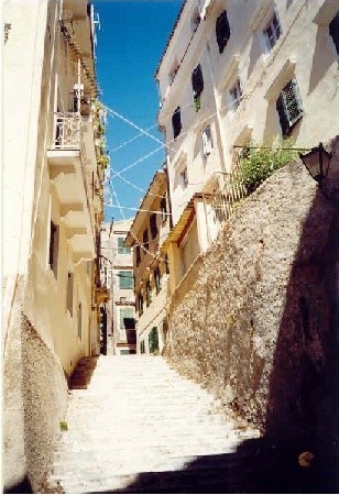 Chodząc po Starówce w mieście Korfu czasami trzeba pokonać mnóstwo schodków