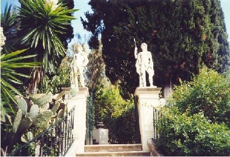 Wejście do ogrodów pałacu Achilleion