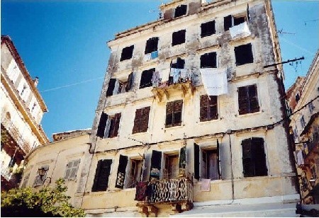 Tak wyglądają zabudowania Starówki w stolicy wyspy - mieście Korfu