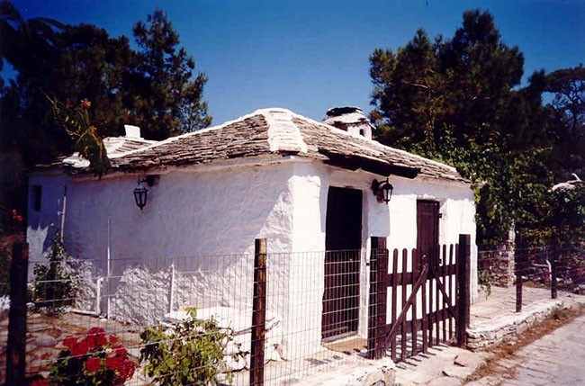 Na południowym wybrzeżu Thassos, w wiosce Aliki (położonej nad ślicznymi zatokami) znajdują się takie XIX-wieczne domki