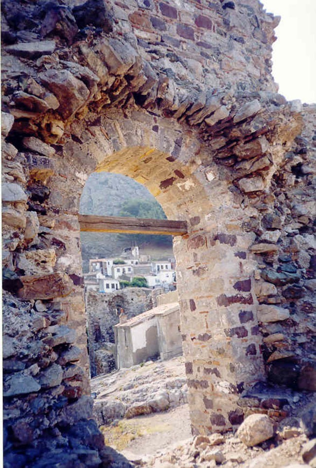 Wśród ruin (naprawdę ruin!) zamku górującego nad Horą na Samothrake 