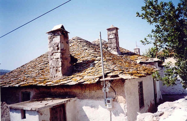 Znajdująca się w środku wyspy wioska Theologos zabudowana jest domkami z takimi właśnie nietypowymi dachami. 
