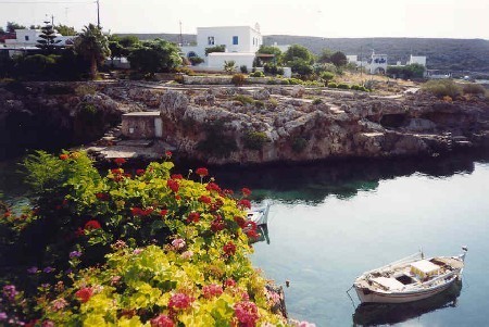 Kithira należy do archipelagu Wysp Jońskich, ale do złudzenia przypomina Cyklady