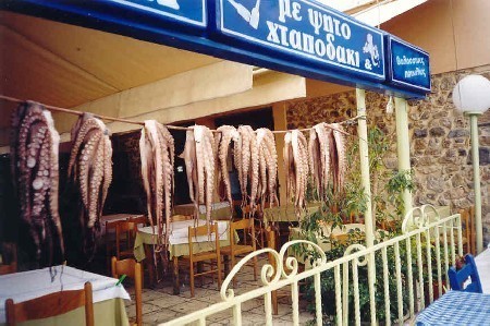 Ośmiornice suszące się przy tawernie to typowy dla Grecji obrazek