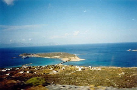 Przypłynęłam na wyspę Kithira, a tak wygląda port w Diakofti (mój prom jeszcze stoi)