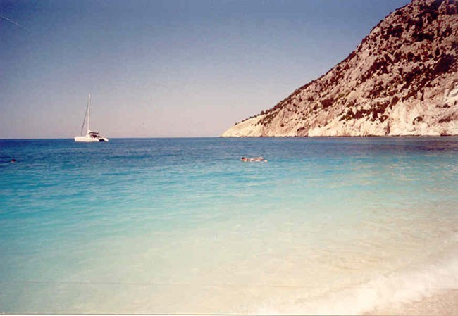 Stoję już na plaży Myrtos i zachwycam się urokiem tego miejsca 