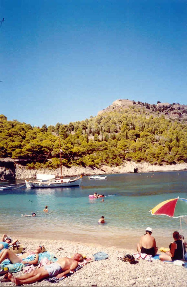Assos - nad zatoką znajduje się niewielka i kamienista plaża, a tuż obok wzgórze z widoczną z dołu fortecą 