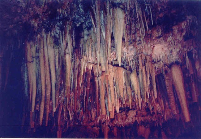 Kefalonia. W pobliżu jeziora Melissani znajduje się śliczna jaskinia Drogarati. Mój aparacik nie radził sobie tutaj ze zdjęciami zupełnie, a miejsce to urokliwe 
