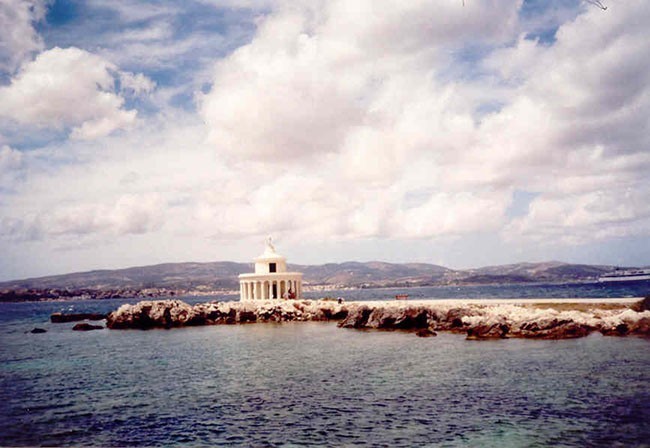 Kefalonia. Latarnia morska Ag. Theodori znajduje się zupełnie niedaleko stolicy wyspy - Argostoli 