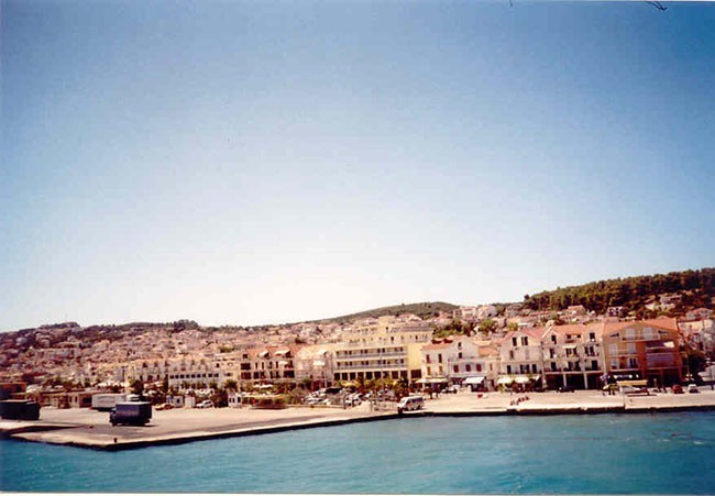 Tutaj, płynąc promem do Lixouri spoglądam na Argostoli - stolicę wyspy Kefalonia 