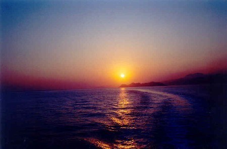 Płynąc promem z wyspy Rodos na Karpathos oglądam wschód słońca nad Dodekanezem - wspaniały to widok! 