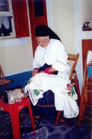 Ta kobieta ubrana w tradycyjny strój (jak większość kobiet w wiosce Olimpos, i to niezależnie od wieku i temperatury powietrza) ze spokojem haftowała swoją serwetę