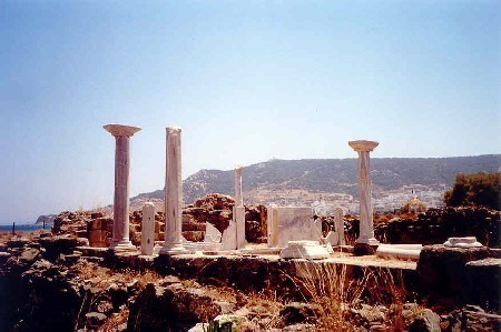 Już prawie w stolicy oglądam ruiny bazyliki z V wieku Agia Fotini 