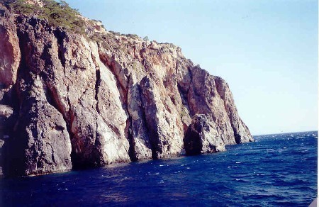 Płynę statkiem wzdłuż wybrzeża wyspy, patrzę na wspaniałe skały i niesamowity granat boskiego Morza Egejskiego, którym wciąż jednakowoż się zachwycam 