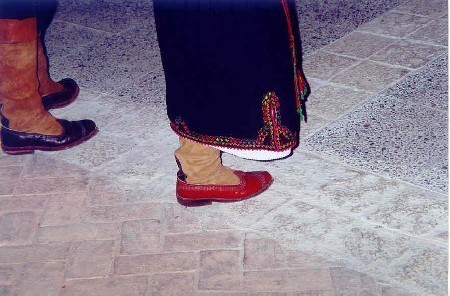 To zdjęcie zrobiłam po to, aby choć trochę pokazać buty typowe dla wyspy Karpathos