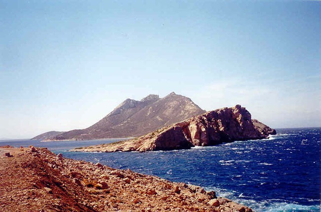 Sąsiadującą z Amorgos bezludną wysepkę Nikouria widać z bardzo wielu miejsc na wyspie (na Nikourię można popłynąć z Agios Pavlos małą łódką, choć mi się to nie udało)