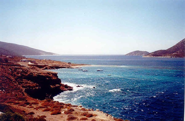 To Agios Pavlos - znajduje się tutaj niewielka, kamienista plaża.