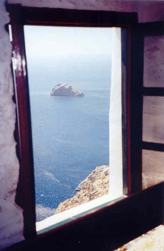 Przez otwarte okienko monastyru spoglądam na Morze Egejskie. W katolikonie można obejrzeć ikonę z XI wieku, ale nie wolno tam robić zdjęć.