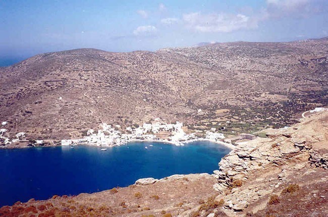 Stoję na wzgórzu, gdzie znajdują się ruiny starożytnego Minoa.W dole port wyspy - Katapola.