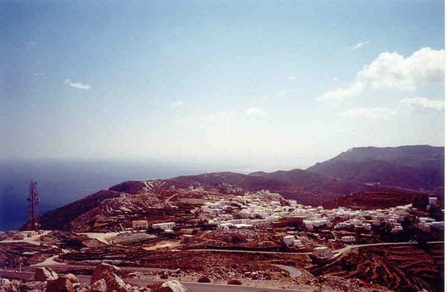 To Chora (stolica wyspy) widziana z głównej drogi.