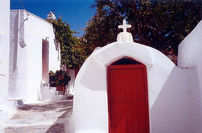 Chora: Agios Fanourios, podobno najmniejszy w Helladzie kościół. Według przewodników mieszczą się w nim tylko 2-3 osoby, a według mnie miejsca wystarczy dla 5 osób pod warunkiem, że stoją, a nie klęczą.