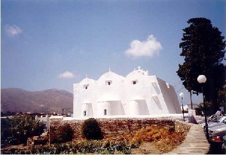 To kościół Agios Konstantinos w jednej z ładniejszych na wyspie wiosek - Artemonas
