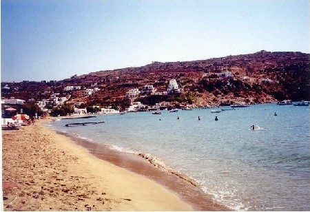 Platis Gialos na południu wyspy - ta plaża jest ponoć najdłuższą plażą na Cykladach. Nie byłam zachwycona atmosferą tej wioski - zbyt turystycznie jak dla mnie