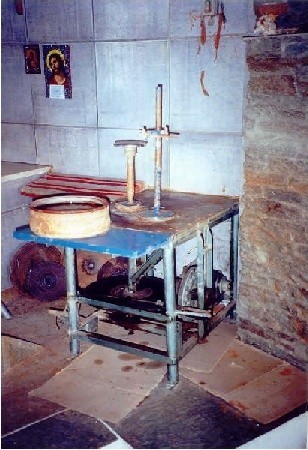 Nadal w Platis Gialos, gdzie zajrzałam do warsztatu garncarskiego. To między innymi tutaj tradycyjną metodą wytwarza się takie naczynia, jakie pokażę na następnym zdjęciu