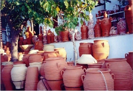 To są wytwory miejscowych rzemieślników. Te ażurowe naczynia to lampki: Grecy do środka wstawiają coś w rodzaju świecy i tak ozdabiają wejścia do swoich domów oraz ogrody