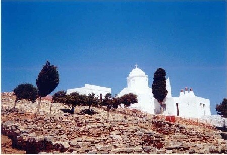 Ufff, wdrapałam się na szczyt wzgórza, gdzie obejrzałam Monastryr Agios Andreas i pozostałości starożytnego osiedla