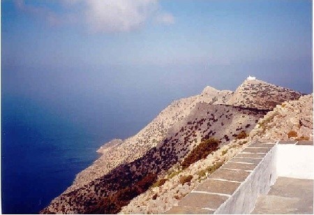 Stojąc na terenie Monastyru Agios Simeon spoglądam na najwyższy szczyt wyspy Sifnos, na którym znajduje się Monastyr Profitis Ilias....