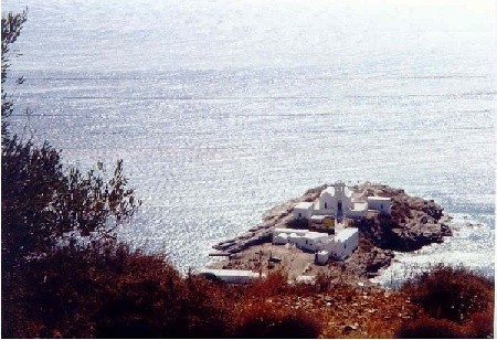 Kiedy spojrzałam z góry - zamarłam. To jedno z moich marzeń przywiezionych na Sifnos: Monastyr Chrissopigi na południu wyspy