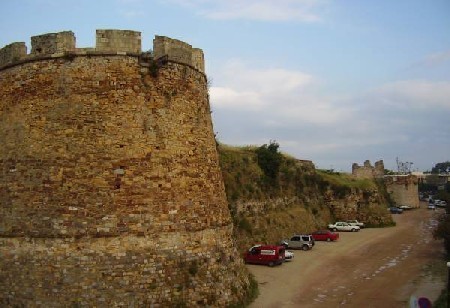 Chios. Potężne mury otaczają Kastro w stolicy wyspy, a samo Kastro to dla mnie jedno z piękniejszych miejsc na każdej wyspie