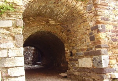 Chios. Do Kastro można wejść z kilku stron, ale najładniejsza brama prowadząca do środka to Porta Maggiore [od strony południowo-zachodniej].