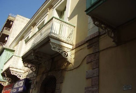 Chios jest miastem nowoczesnym i takie, niezbyt korzystne, sprawia wrażenie przy pierwszym spotkaniu. Wędrowalam tam swoimi ścieżkami i udało mi się znaleźć kilka doprawdy ślicznych zakątków. Często wpatrywałam się w balkony – to takie moje małe hobby