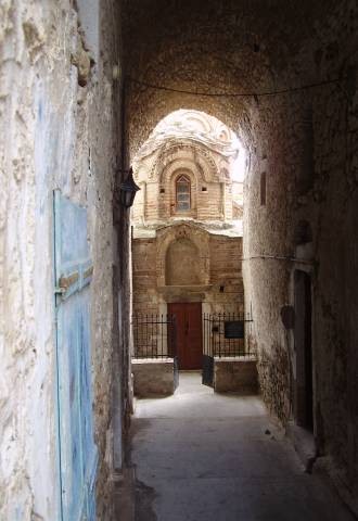 Pirgi. Niestety tylko z zewnątrz mogłam obejrzeć maleńki kościółek Agia Apostoli z XII wieku. Zajrzałam przez dziurkę od klucza... ślicznie tam...