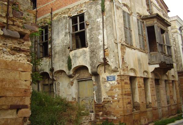 Chios. Kolejny, dla mnie śliczny domek spotkany w mieście. W większości z nich ludzie już nie mieszkają a domki czekają na cud w postaci zamożnego człowieka, który sfinansuje potężny remont.