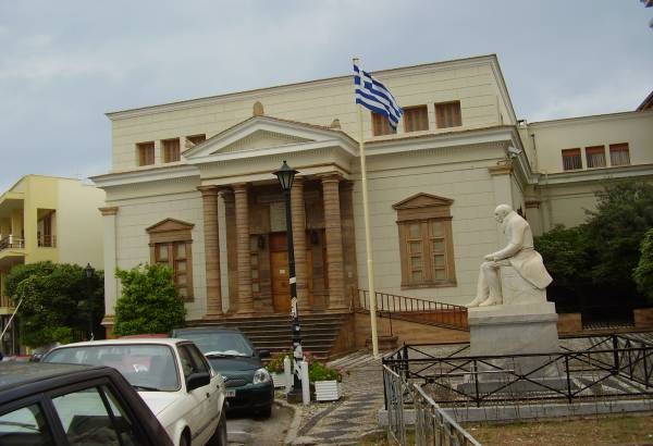Chios. Budynek Biblioteki Koraisa wygląda ślicznie tak za dnia, jak i nocą. Znajduje się tutaj Muzeum folkloru (Philipa Argentiego), którego nie udało mi się obejrzeć (w fatalnych – dla mnie - godzinach było otwarte).