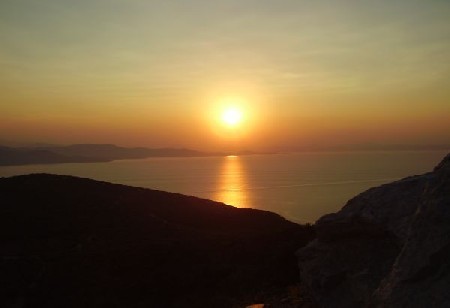 Zachód słońca nad Grecją lądową oglądam tego dnia z południowego krańca półwyspu Pilion