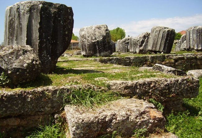 Chodzę po terenie Świątyni Ateny Alea - mnóstwo porozrzucanych w nieładzie głazów, skał, skałek i najróżniejszych kamieni
