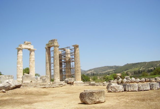 Nemea - dochodzę wreszcie do Świątyni Zeusa - tu wciąż trwają prace, a dziś już można podziwiać siedem stojących potężnych kolumn