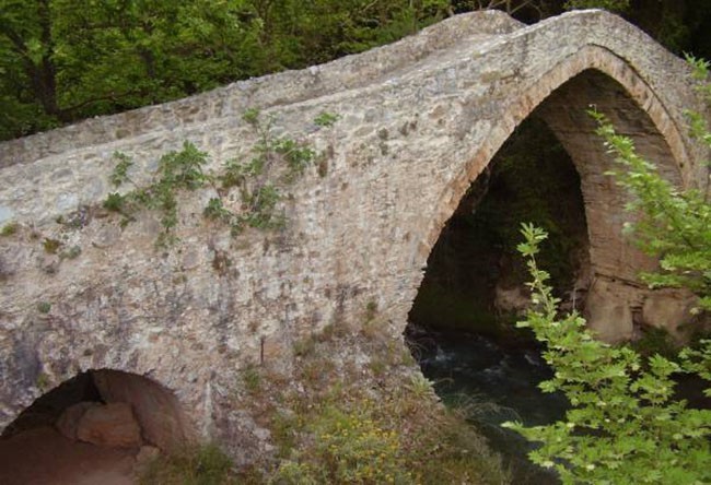 Gdzieś tutaj (jadąc od strony ślicznej wioski Atsilohos), można postać na starym, pięknym moście nad huczącą Loussios