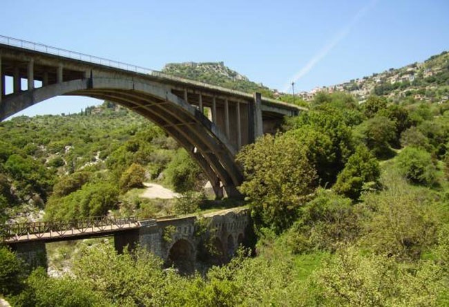 W pobliżu Kariteny znajduje się ten bizantyjski most nad rzeką Alfios - jest jednym z piękniejszych obiektów jakie widziałam w Helladzie