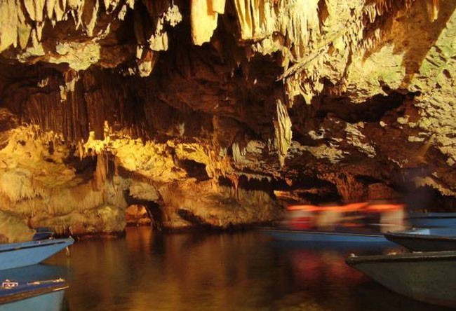 Niewielką łódką pływam przez czas jakiś po jaskini Dirou: ależ tu pięknie!