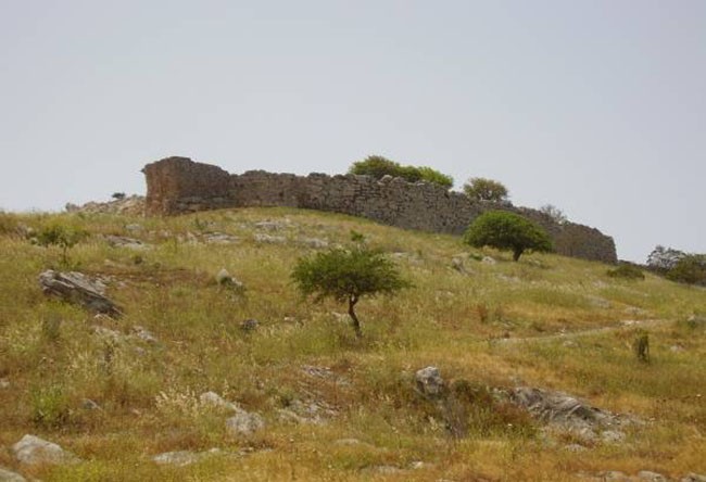 Zauważyłam starożytne fortyfikacje: jakieś pozostałości murów obronnych?