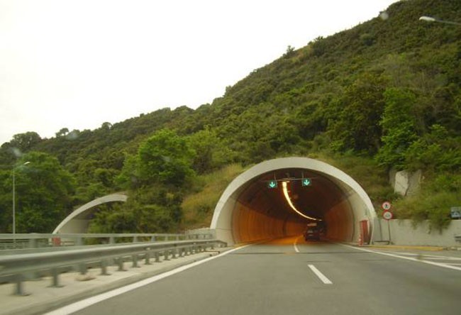 Mknę dalej na zachód Peloponezu - mijam 5 czy 6 następujących po sobie potężnych tuneli: genialna jest ta trasa, choć z zasady (pisałam) autostrad nie lubię bo nudnawe dla mnie, ale ta jest taka wyjątkowa
